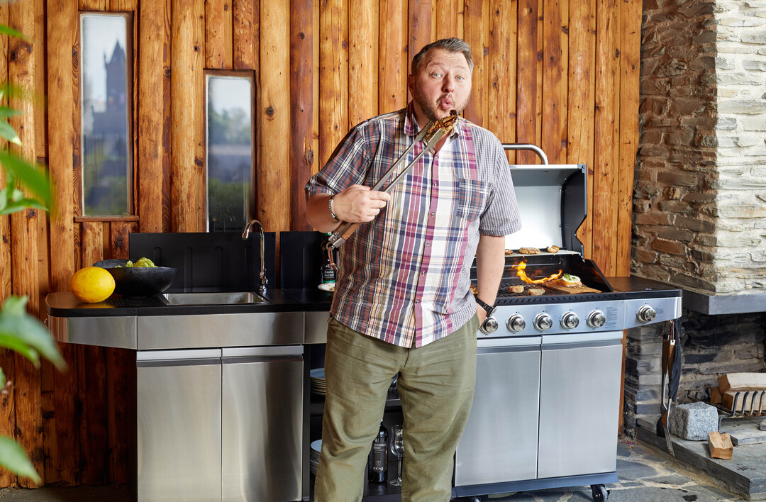 Food-Experte Sebastian Lege vor de Gasgrillkche