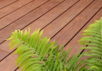 Die MOSO Bamboo N-durance Terrassendiele ist eine massive Outdoor-Density-Diele, die aus hochverdichteten Bambusstreifen hergestellt wird. Ihre warme braune Farbe entsteht durch eine Dampfdruckbehandlung des Bambusmaterials. Das spezielle Herstellungsverfahren macht die Dielen so hart und stabil, dass sie die hchste Dauerhaftigkeitsklasse gem den entsprechenden EU-Normen* erreichen. 
