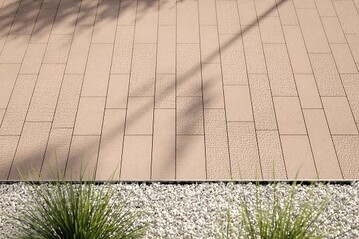 Das neue Atlantis Style von F.C. Ndling Betonelemente GmbH + Co. KG bietet mit unterschiedlichen Oberflchen spannende Effekte fr die Flchengestaltung rund ums Haus.
