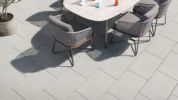 Puristisch und elegant: Die Terrassenplatten Silence von FCN berzeugen durch ihre diamantgeschliffene und feingestrahlte Oberflche mit seidenmattem Finish.