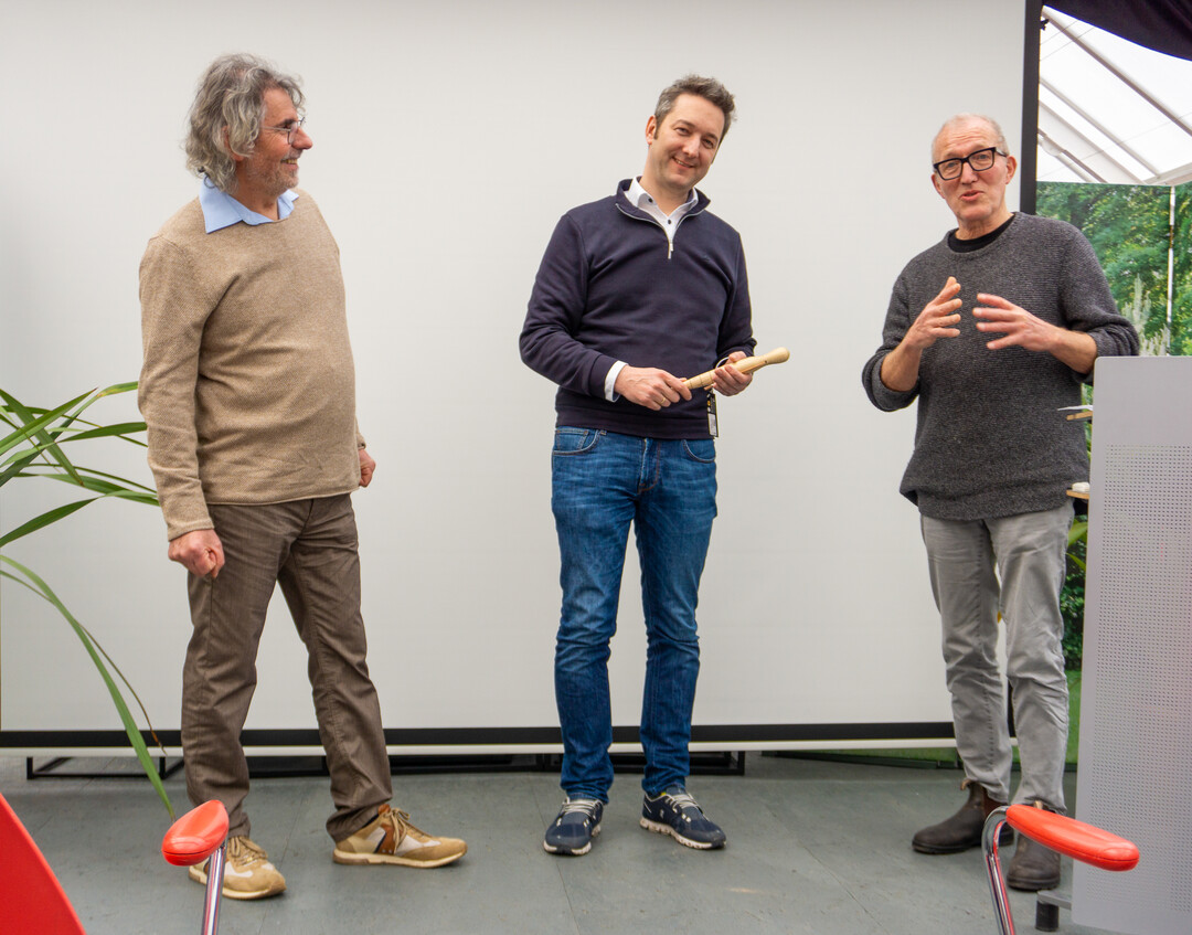 Übergabe des „Staffelstabs“ für die Ausbildung zum Pflanzengestalter von Michael Grimm (links) und Hartmut Bremer (rechts) in Form eines Pflanzholzes an Marco Riley (Mitte), Geschäftsführer der DEULA in Baden-Württemberg.