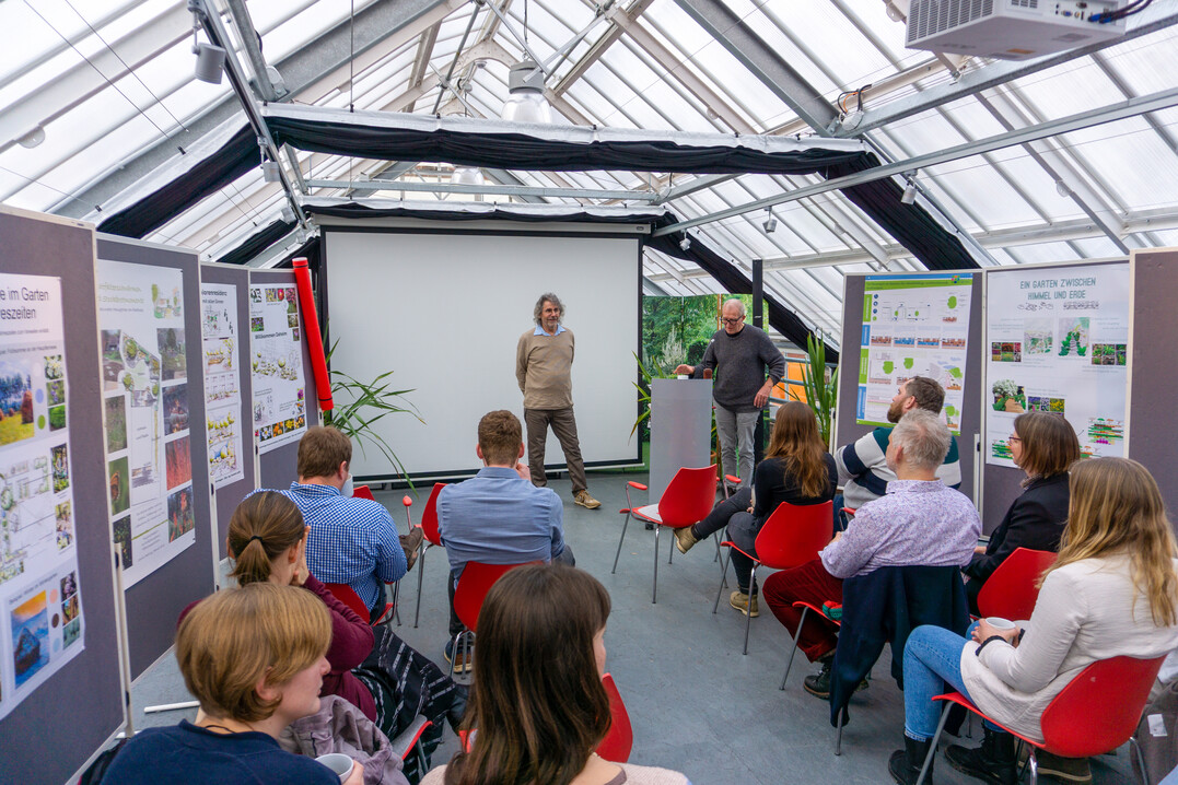 Michael Grimm von Grimm garten gestalten aus Hilzingen und Hartmut Bremer, von Blattwerk in Stuttgart, begren die Kursteilnehmer zur Projektvorstellung und Zertifikatsbergabe.
