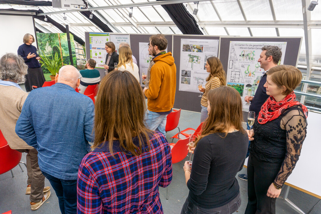 Dr. Isabelle van Groening (links) und Gabriella Pape begren die Pflanzengestalter persnlich in der Kniglichen Gartenakademie.