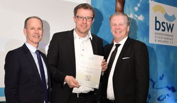 SSF.Pools by KLAFS fgt seiner stattlichen Trophen- Sammlung vier weitere wichtige Auszeichnungen hinzu. Der langjhrige SSF-Projektleiter Florian Weerts (Mitte) nahm den bsw-Award 2017 in Bronze in der Kategorie Hallenbder fr ein durch ihn betreutes Projekt entgegen.