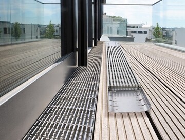 Die Bangkirai-Rinne lsst sich mit 20
verschiedenen Rost-Designs aus dem
Hause Richard Brink abdecken. 