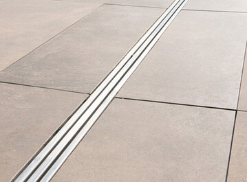 Endlos verlngerbare Terrassenrinne CLArin von Aschl setzt elegante Akzente und ist dank modularer Bauweise einfach installiert