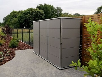 Modular und flexibel verstaut die Mlltonnenbox TRASH von Garten[Q] von einer, bis vier und mehr Tonnen bis 240 Liter. Der Clou: Auch eine integrierte Paketbox, Briefkasten mit Klingelanlage und sogar ein Fahrradunterstand sind mglich