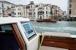 Herzlich willkommen: Ein Wassertaxi-Shuttle pendelt zwischen dem BERÜHRUNGS-PUNKTE Meetingpoint und dem Biennale-Gelände.