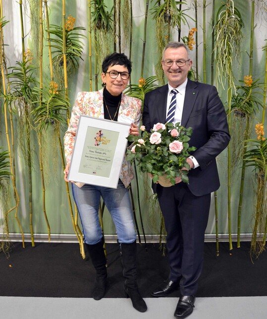 Den Publikumspreis fr die Pflanzenneuheit 2019 bereichte ZVG-Prsident Jrgen Mertz (re.) an die Preistrgerin Rosa Eskelund.